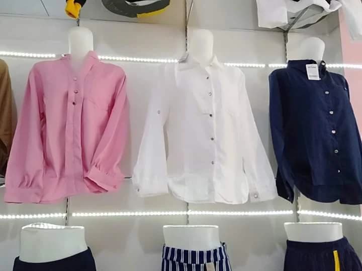 Blus Pastel — Blus kancing depan warna pastel, potongan longgar.
