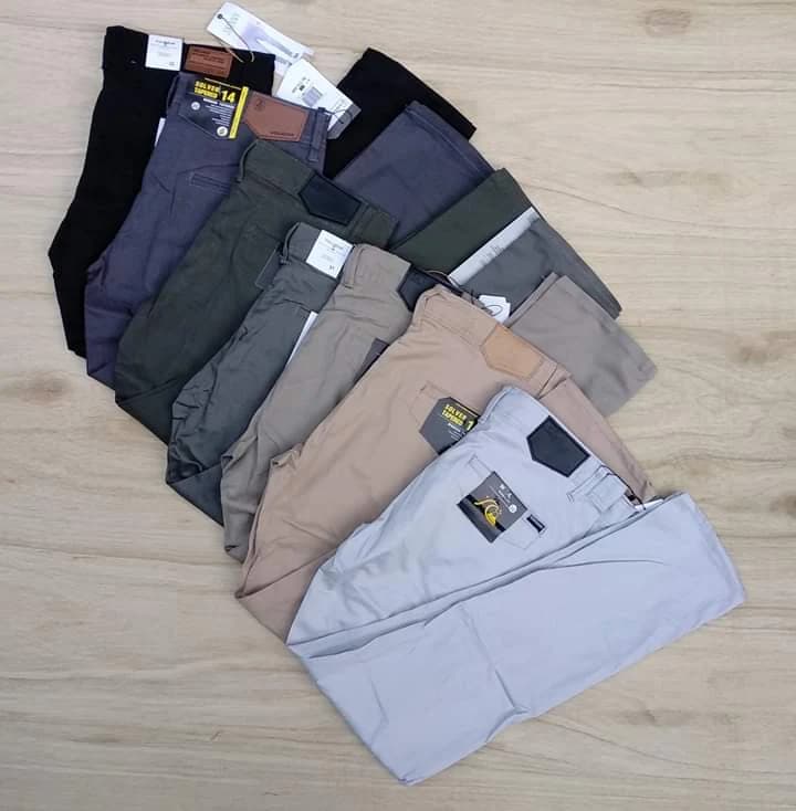 Celana Panjang Katun — Celana katun potongan lurus, stok warna netral.