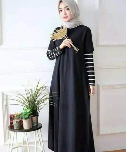 Gamis jersey hitam berlengan salur, dari katalog Neli Lombok Shop