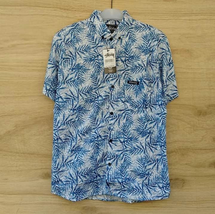 Kemeja Motif Daun — Biru — Motif daun tropis, bahan ringan untuk cuaca Lombok.