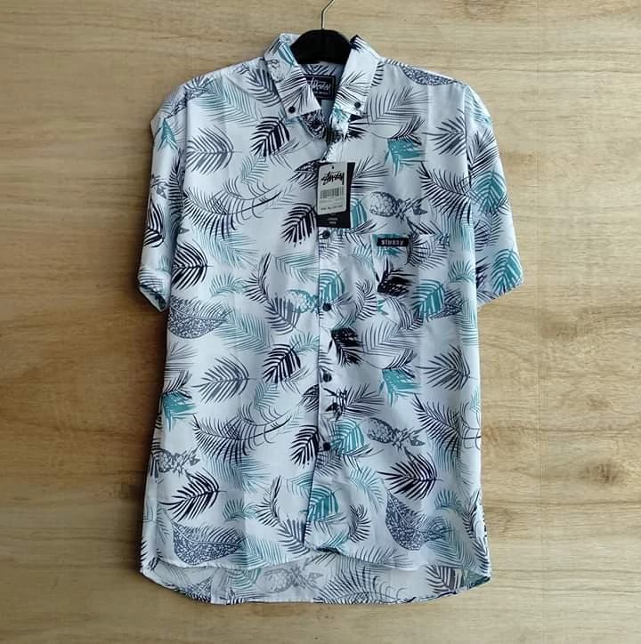 Kemeja Motif Daun — Putih — Versi terang dari motif yang sama.