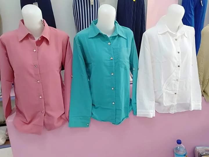 Kemeja Polos Wanita — Kemeja polos berkancing mutiara, bahan adem.